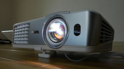 狭い部屋でも超短焦点でクッキリしたフルHD映像を投写できる